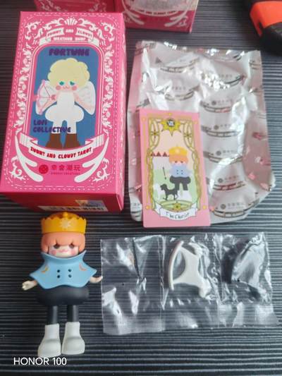 正版盲盒专场 - 幸会潮玩（XINGHUI CREATIONS）× LOFI COLLECTIVE 联名「Sunny and Cloudy Tarot 塔罗牌系列」盲盒 中的「战车（The Chariot）」款手办，也被称为狼妹塔罗牌系列。 ---- 品牌与系列：由韩国设计师崔恩星（Choi Eun Byeol）创立的LOFI COLLECTIVE与幸会潮玩联名