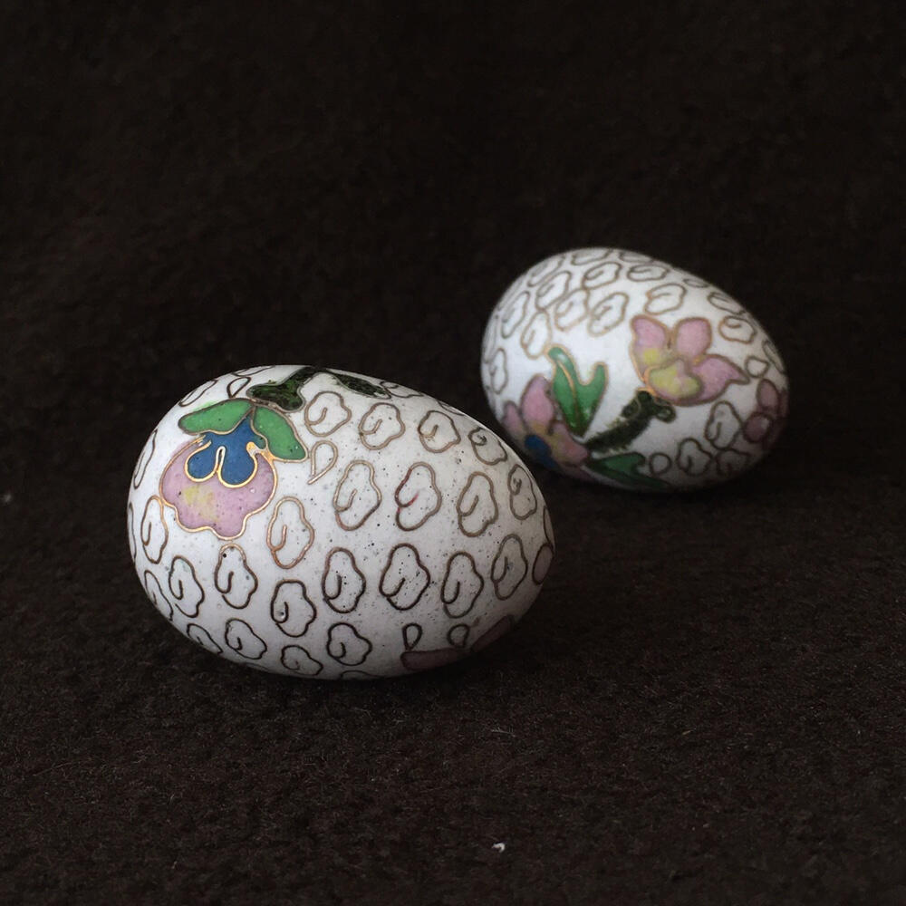       出口创汇时期白色铜胎掐丝珐琅磨光景泰蓝吉祥如意鸡蛋小摆件美品1对2只真品如图摆件旧藏文玩艺术收藏