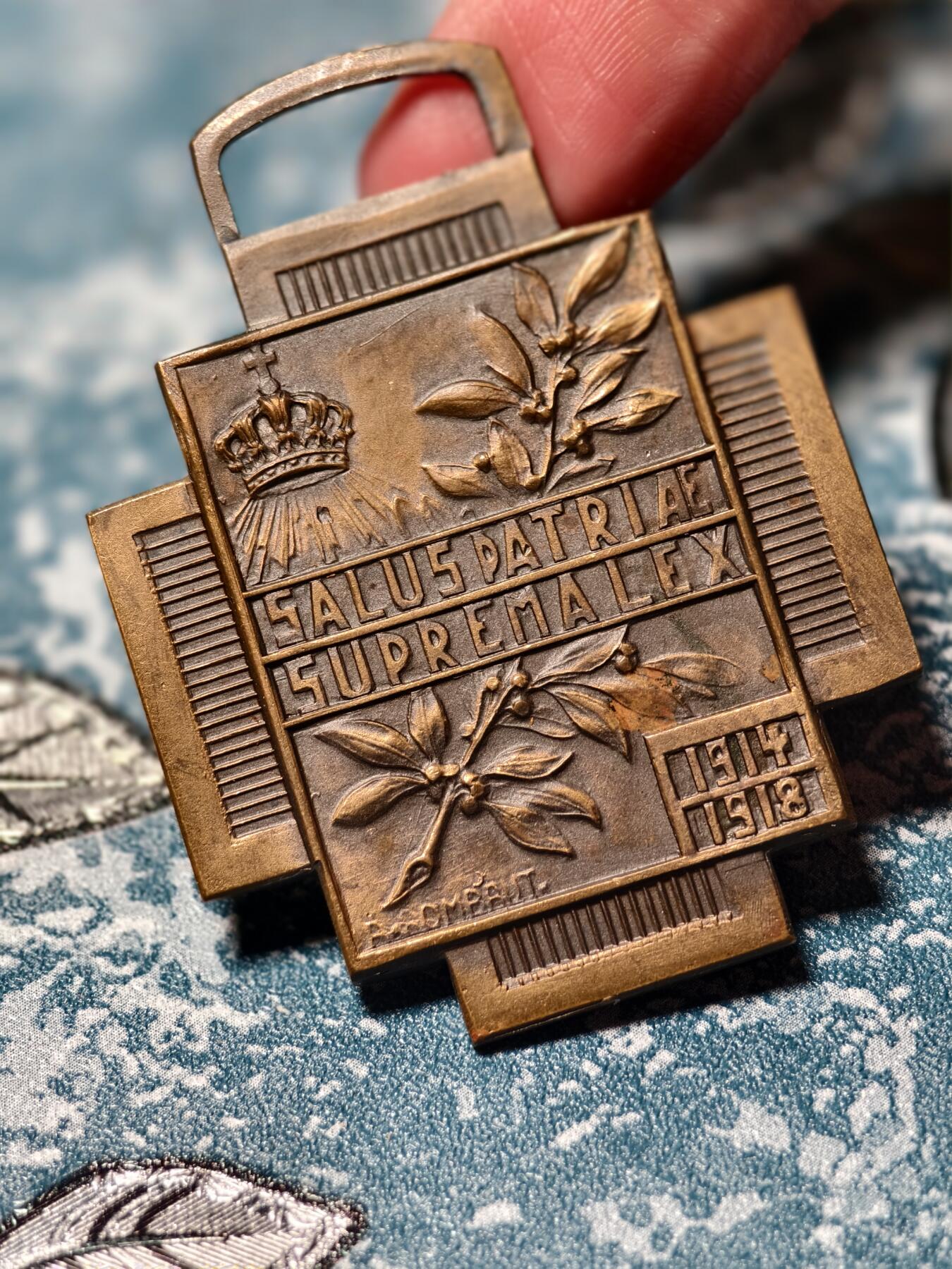 抚柳草堂-第十六期章牌钱币  奖章勋章限时免佣 满百包邮 放漏专场 1914-1918比利时一战炮火十字奖章  非常有设计感的一枚奖章- 中央为废弃战场浮雕：比利时阿德里安头盔压在刺刀上，背景是75毫米榴弹炮、破云而出的太阳与山峦 