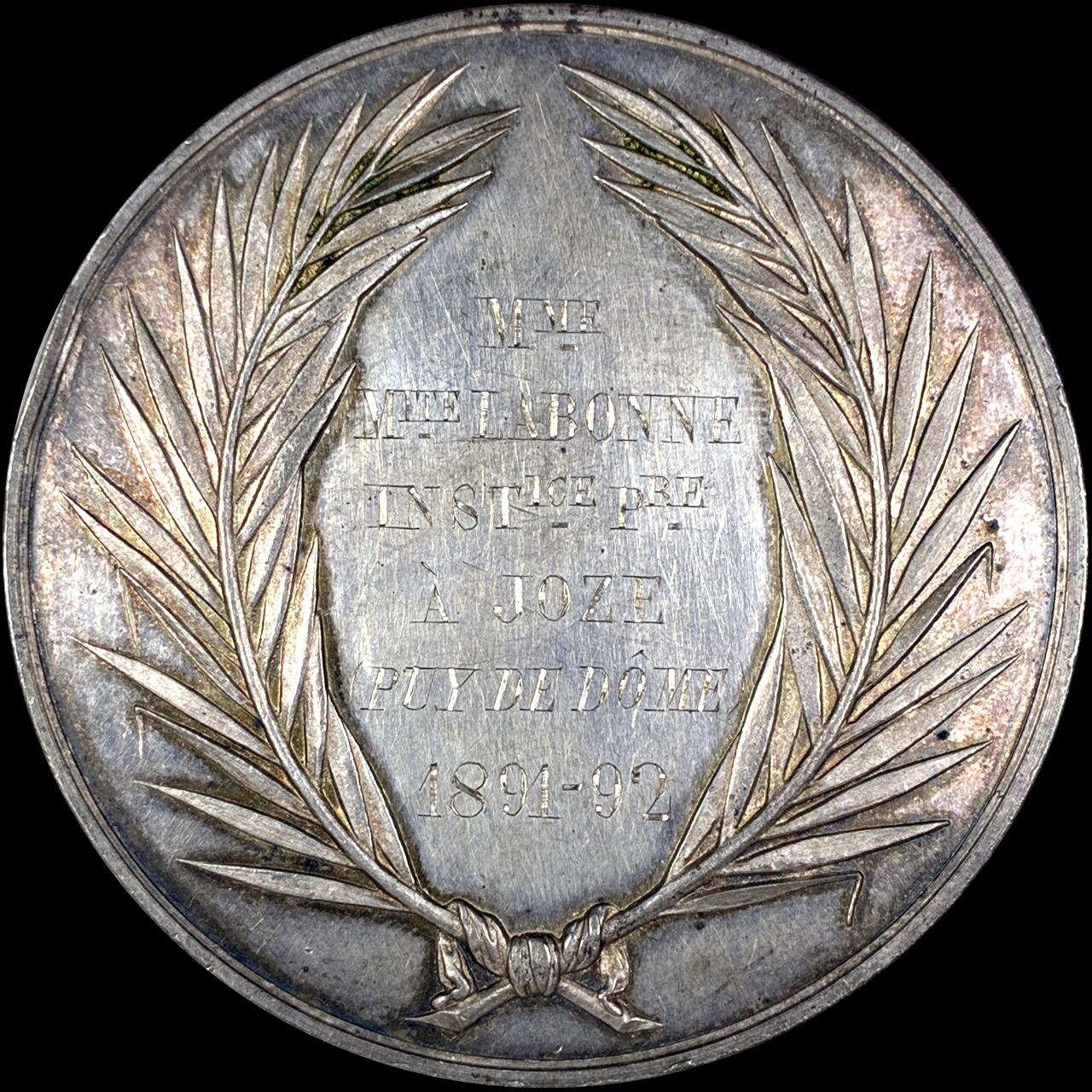 【雨安】【直播拍卖】【第0127期-裸币套币】2026-03-13 周五 19:30 (金价1140, 银价21.50) [徽章奖章] France [章] 法国 1891-1892年 初等教育优秀教师 银章 正面: 共和国的女神为一名男教师和一名女教师加冕。两位教师各自身边围绕着四名儿童，背景中还有书籍或地球仪，寓意通过教育启迪民智。 66.5克, 51mm