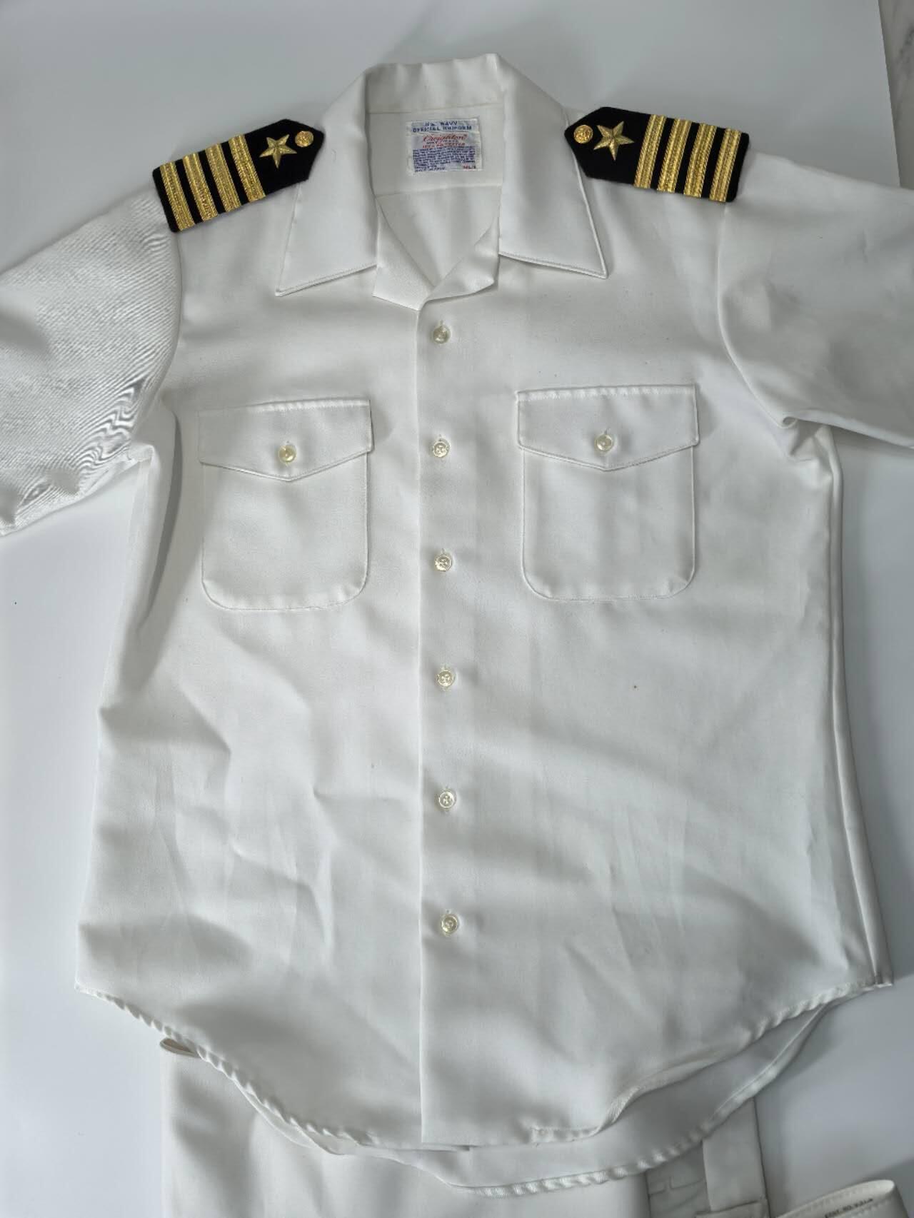 小驴勋章奖章收藏3月14日周六晚六点拍卖（珍爱和平，收藏战争，铭记历史，勿忘国耻，忠党爱国。有偿代拍，送拍规则在简介最后，参拍须阅读规则后再参拍，关系到运费包装发货时效真假辨别等关键信息，拍卖时不再发原图，看大图店主微信码在拍卖店铺介绍里） 原品美国海军上校夏季短袖白甲一套，包含短袖、裤子、腰带、肩章，手工测量数据：肩宽46.5cm，袖长25cm，衣长80cm，胸围110cm，裤长102cm，腰围89cm，腰带94cm，胸前针眼表明原主人获勋颇丰。