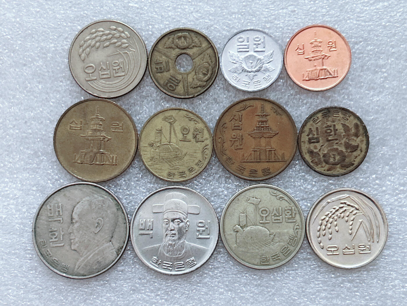 第一海外回流一元起拍收藏 散集专场  第303期 韩国不同面值硬币 12枚