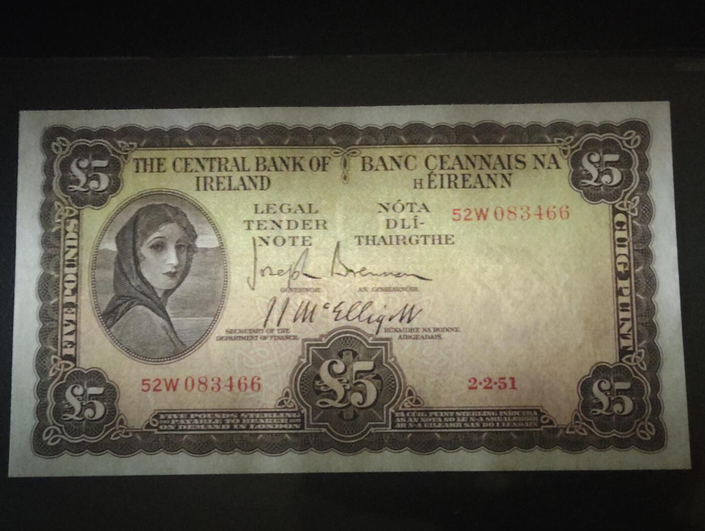 2026三月第二期，总219期 爱尔兰1951年5镑AUNC，早期下方有英爱两国货币互换协议的版本，爱尔兰人格化象征“拉维利夫人”