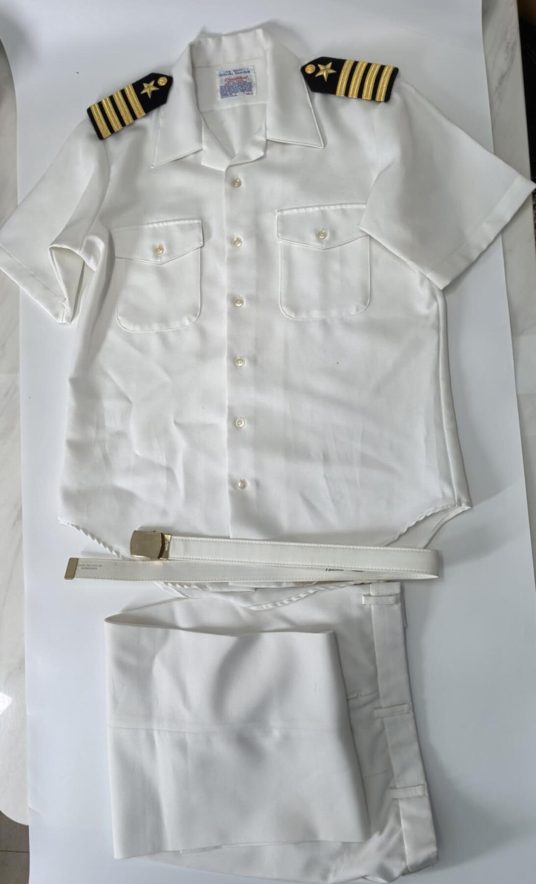 小驴勋章奖章收藏3月14日周六晚六点拍卖（珍爱和平，收藏战争，铭记历史，勿忘国耻，忠党爱国。有偿代拍，送拍规则在简介最后，参拍须阅读规则后再参拍，关系到运费包装发货时效真假辨别等关键信息，拍卖时不再发原图，看大图店主微信码在拍卖店铺介绍里） 原品美国海军上校夏季短袖白甲一套，包含短袖、裤子、腰带、肩章，手工测量数据：肩宽46.5cm，袖长25cm，衣长80cm，胸围110cm，裤长102cm，腰围89cm，腰带94cm，胸前针眼表明原主人获勋颇丰。
