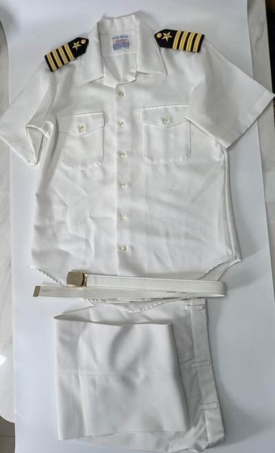 小驴勋章奖章收藏3月14日周六晚六点拍卖（珍爱和平，收藏战争，铭记历史，勿忘国耻，忠党爱国。有偿代拍，送拍规则在简介最后，参拍须阅读规则后再参拍，关系到运费包装发货时效真假辨别等关键信息，拍卖时不再发原图，看大图店主微信码在拍卖店铺介绍里） - 原品美国海军上校夏季短袖白甲一套，包含短袖、裤子、腰带、肩章，手工测量数据：肩宽46.5cm，袖长25cm，衣长80cm，胸围110cm，裤长102cm，腰围89cm，腰带94cm，胸前针眼表明原主人获勋颇丰。