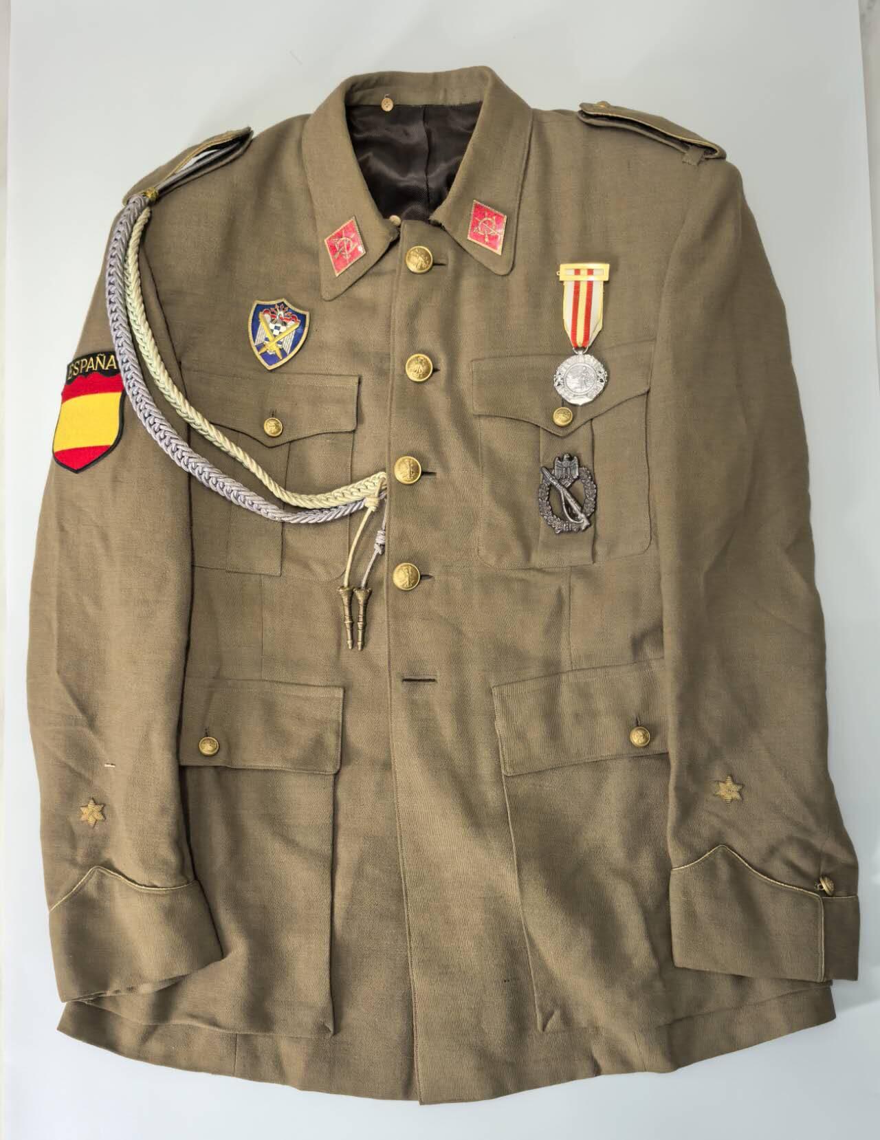 小驴勋章奖章收藏3月14日周六晚六点拍卖（珍爱和平，收藏战争，铭记历史，勿忘国耻，忠党爱国。有偿代拍，送拍规则在简介最后，参拍须阅读规则后再参拍，关系到运费包装发货时效真假辨别等关键信息，拍卖时不再发原图，看大图店主微信码在拍卖店铺介绍里） 西班牙m1943条例少尉军装一套，左胸俩奖章为复刻，右胸徽章和臂章为战后