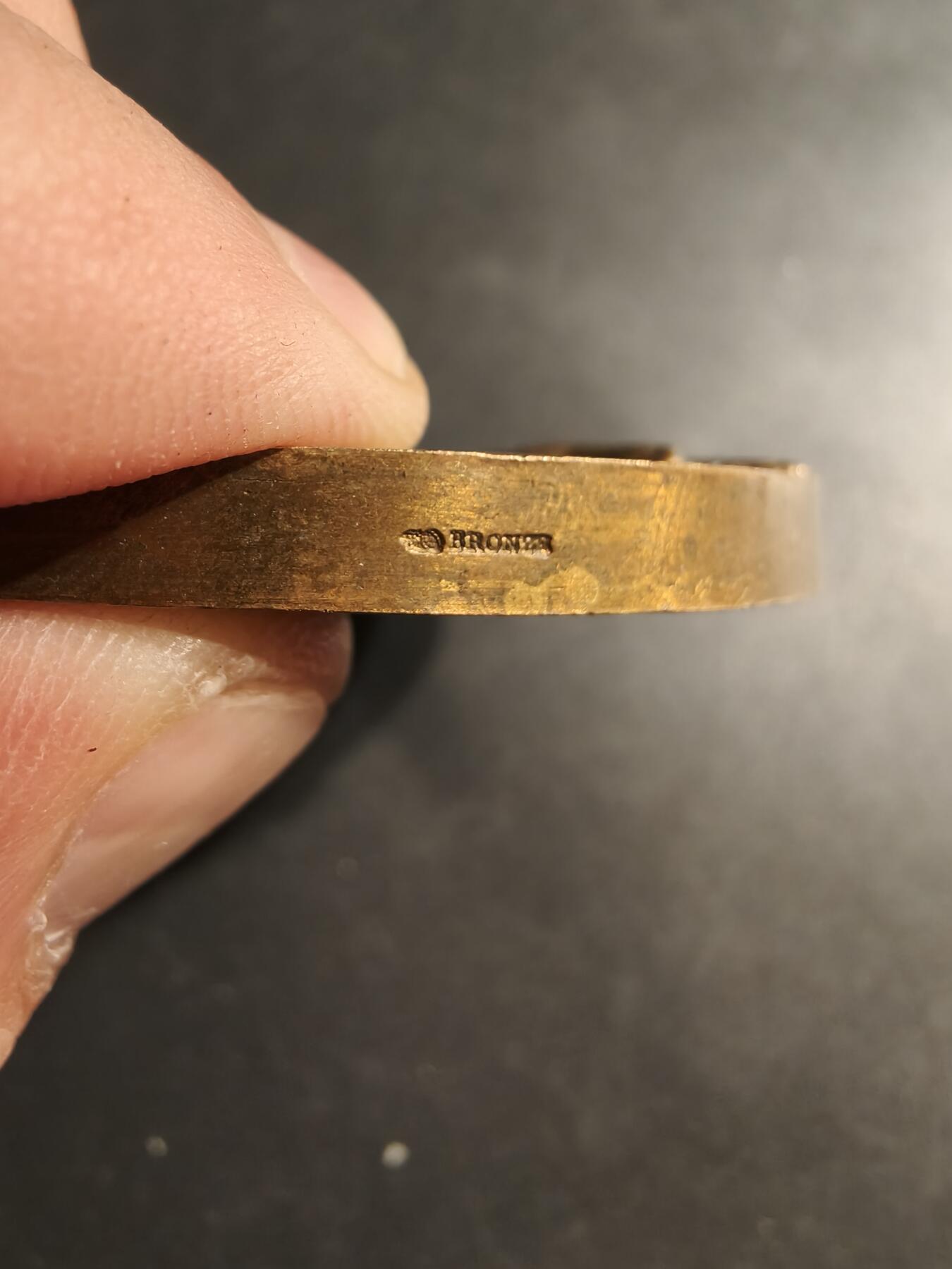 老王徽章第187期 法国电力行业总工会大铜章    原盒无盖    直径66mm    重量163.3g