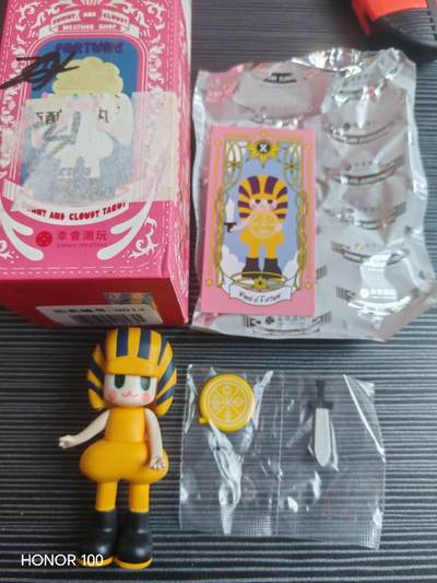 正版盲盒专场 - 幸会潮玩（XINGHUI CREATIONS）× LOFI COLLECTIVE 联名「Sunny and Cloudy Tarot 塔罗牌系列」盲盒 中的「战车（The Chariot）」款手办，也被称为狼妹塔罗牌系列。 ---- 品牌与系列：由韩国设计师崔恩星（Choi Eun Byeol）创立的LOFI COLLECTIVE与幸会潮玩联名