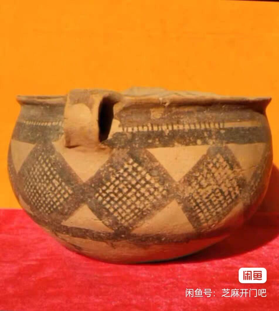 马家窑马厂彩陶罐 马家窑彩陶双耳钵 距今4000年经典红泥网格纹 年代:新石器 该钵属马家窑马厂鸳鸯池类型。特殊物品售出不退。 红黑两彩彩质浓而均匀，既不发亮也不黯淡。胎质干净微微发黄。高11囗径18底10重843克