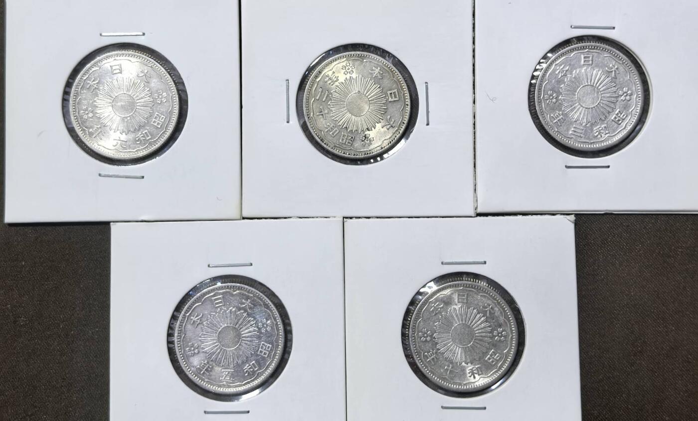 北京马甸外国币专卖第149期，外国币专场，陆续上拍，欢迎关注 好品相日本双凤五十钱银币5枚，每枚4.95克，成色：725