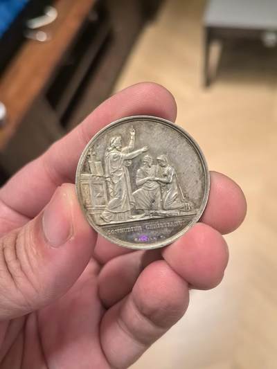 欧洲银章、铜章，大优惠起拍价都是银价计算 欧洲结婚章15.7克，起拍价格小于银价