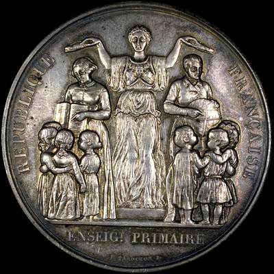 【雨安】【直播拍卖】【第0127期-裸币套币】2026-03-13 周五 19:30 (金价1140, 银价21.50) - [徽章奖章] France [章] 法国 1891-1892年 初等教育优秀教师 银章 正面: 共和国的女神为一名男教师和一名女教师加冕。两位教师各自身边围绕着四名儿童，背景中还有书籍或地球仪，寓意通过教育启迪民智。 66.5克, 51mm
