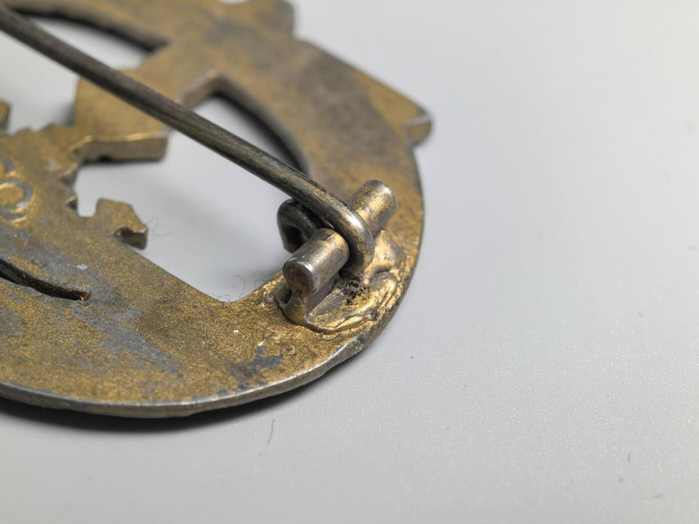 小驴勋章奖章收藏3月14日周六晚六点拍卖（珍爱和平，收藏战争，铭记历史，勿忘国耻，忠党爱国。有偿代拍，送拍规则在简介最后，参拍须阅读规则后再参拍，关系到运费包装发货时效真假辨别等关键信息，拍卖时不再发原图，看大图店主微信码在拍卖店铺介绍里） 得三U艇奖章，锌质铸造背打FO厂标