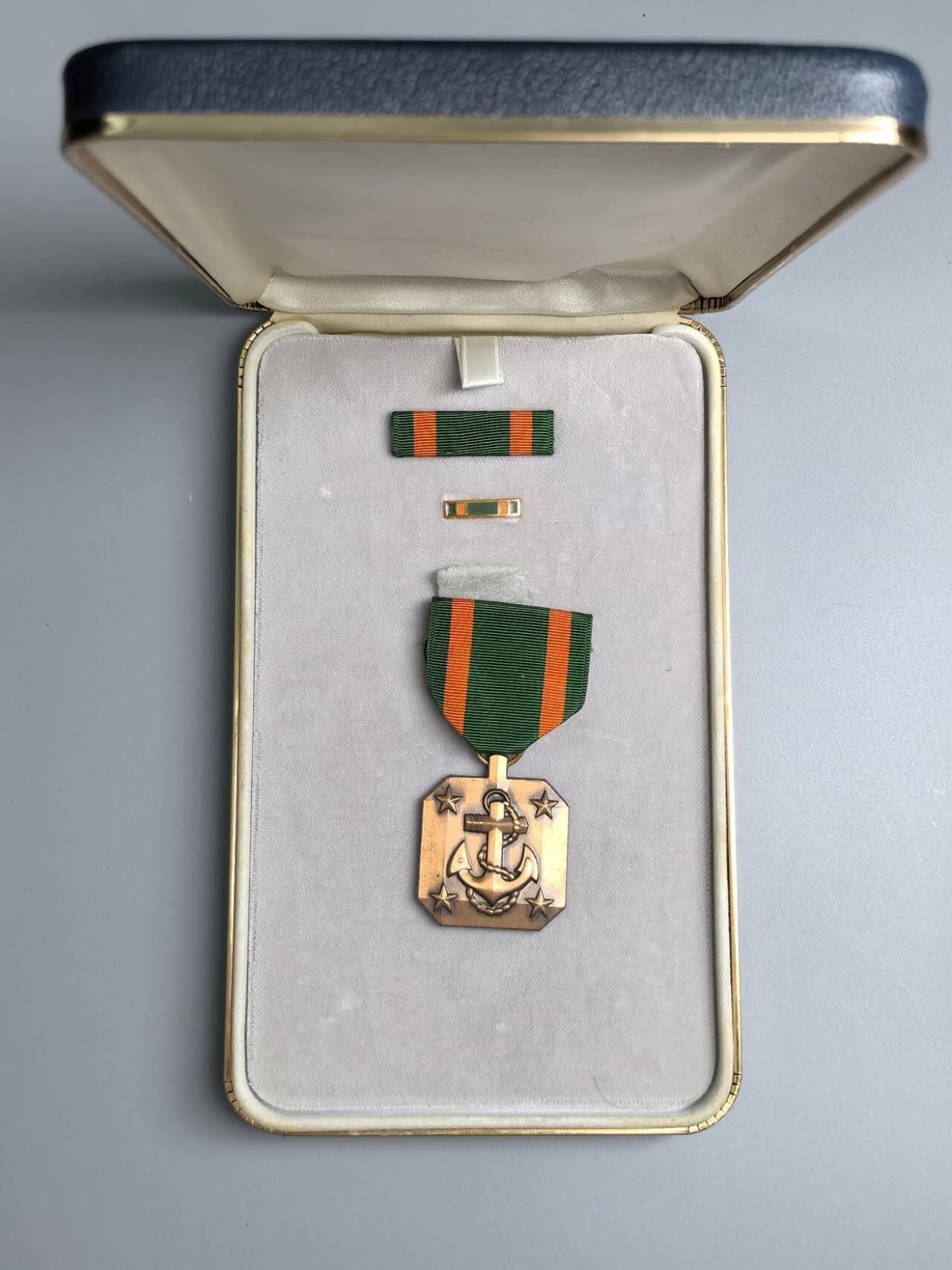 小驴勋章奖章收藏3月14日周六晚六点拍卖（珍爱和平，收藏战争，铭记历史，勿忘国耻，忠党爱国。有偿代拍，送拍规则在简介最后，参拍须阅读规则后再参拍，关系到运费包装发货时效真假辨别等关键信息，拍卖时不再发原图，看大图店主微信码在拍卖店铺介绍里） 美国海军功绩奖章，铜质带盒带略带珐琅略