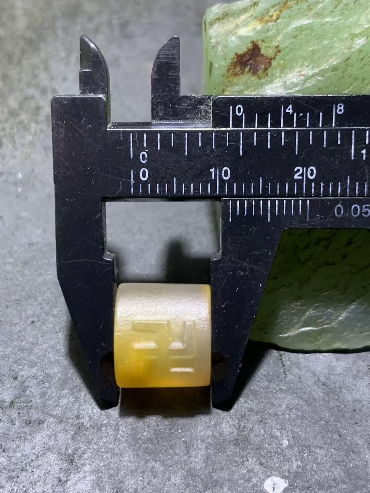 精美高玉化亚光冻料飘金沙鸡油黄战国红玛瑙手工俏色巧雕万字符墩子一个