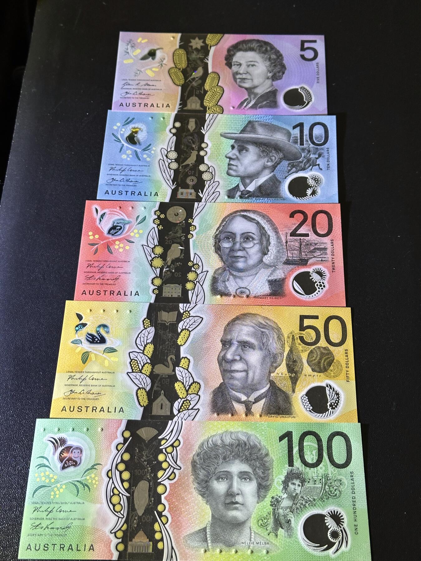 《外钞收藏家》第六百一十七期（精选场）（长期征集拍品、欢迎藏友们联系合作） 澳大利亚塑料钞5-100元 5张一起 全新UNC 全部是AA冠