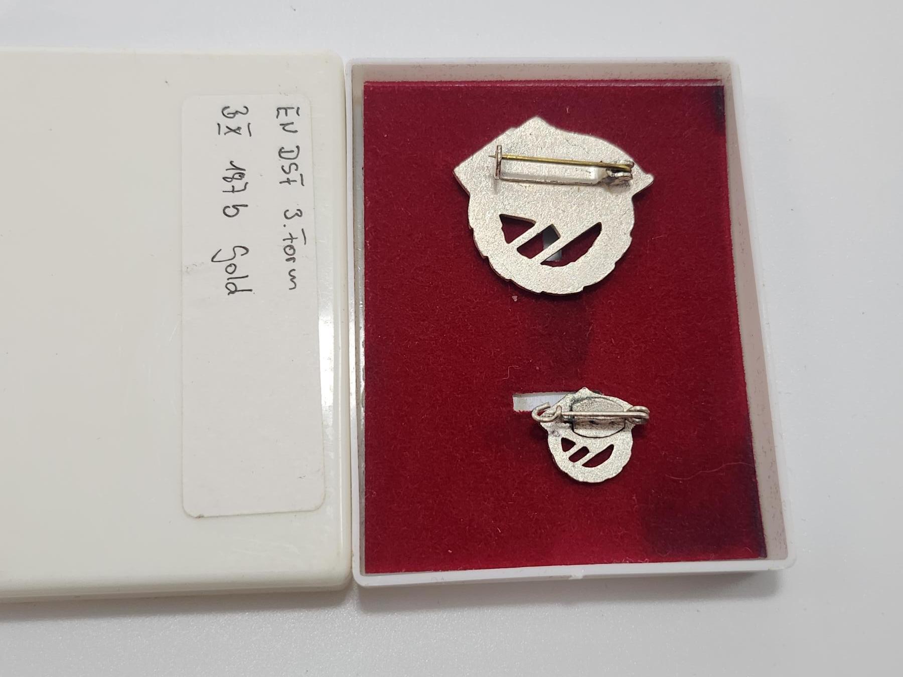 南水社第3次拍卖 春季专场 民主德国银级苏德友好协会证章一组 品相完好带盒