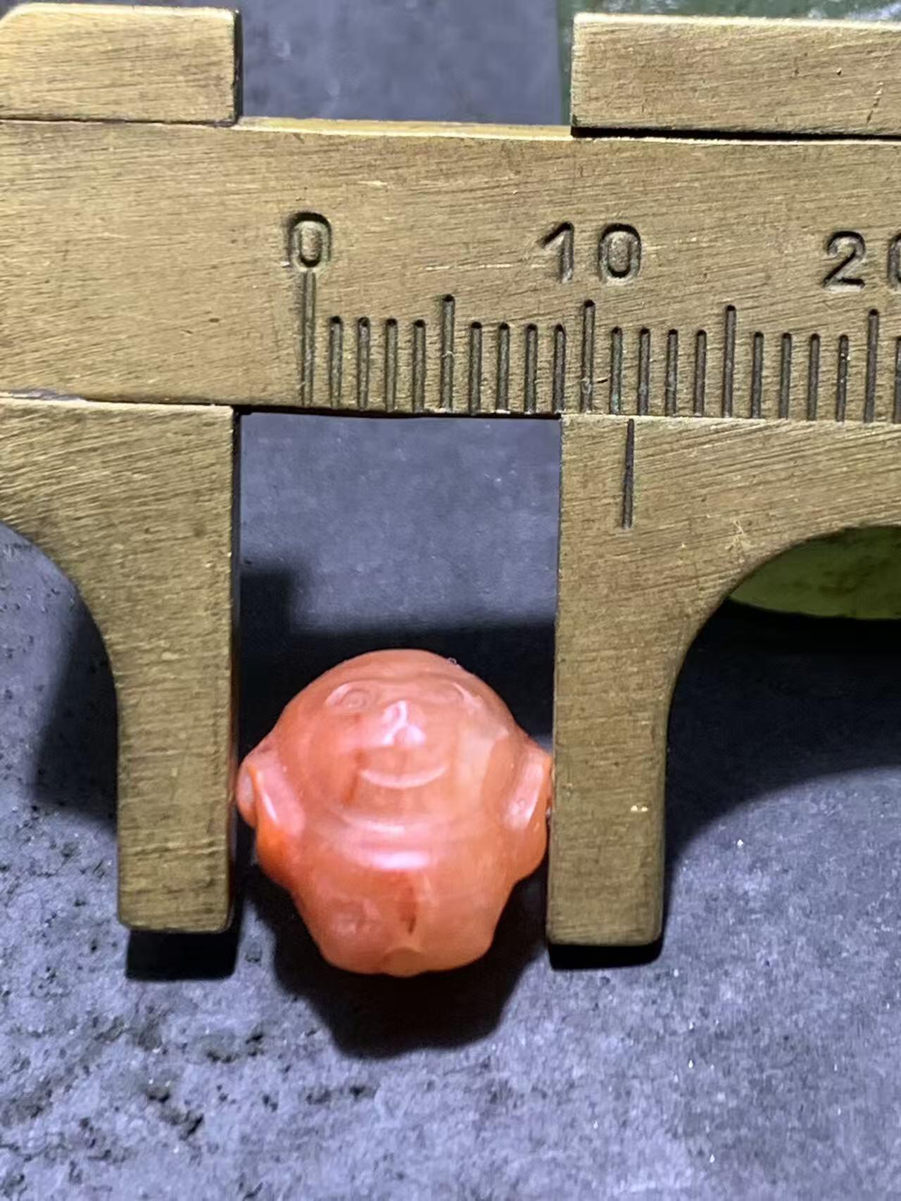 精美亚光川料南红玛瑙雕刻不听猴珠子一个，