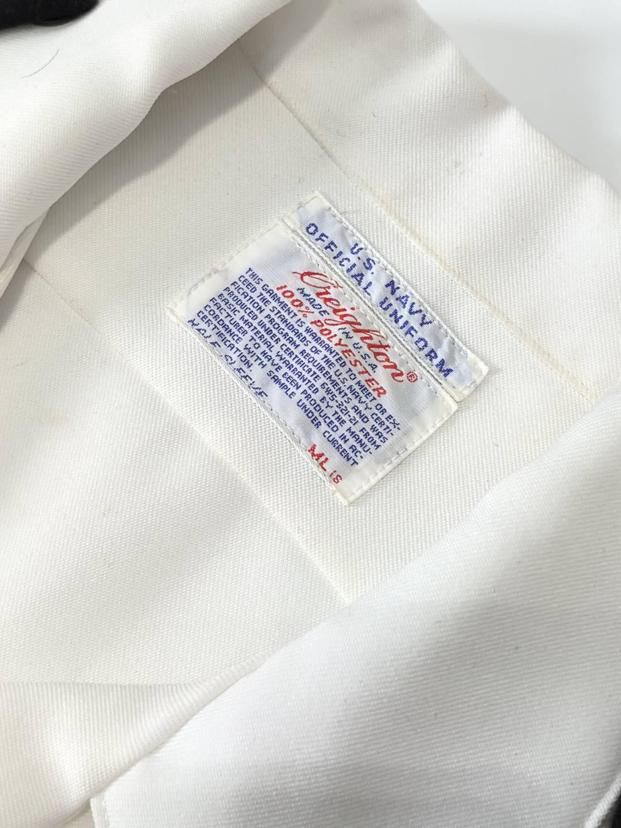 小驴勋章奖章收藏3月14日周六晚六点拍卖（珍爱和平，收藏战争，铭记历史，勿忘国耻，忠党爱国。有偿代拍，送拍规则在简介最后，参拍须阅读规则后再参拍，关系到运费包装发货时效真假辨别等关键信息，拍卖时不再发原图，看大图店主微信码在拍卖店铺介绍里） 原品美国海军上校夏季短袖白甲一套，包含短袖、裤子、腰带、肩章，手工测量数据：肩宽46.5cm，袖长25cm，衣长80cm，胸围110cm，裤长102cm，腰围89cm，腰带94cm，胸前针眼表明原主人获勋颇丰。