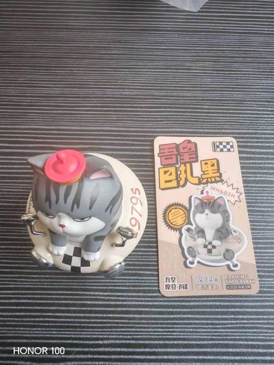 正版盲盒专场 - 吾皇万睡「银河漫游」系列盲盒 中的「摩登飞碟」款手办。核心角色「吾皇」是一只傲娇的美短虎斑猫，这款将其与复古飞碟结合，打造出“喵星人驾驶飞碟”的趣味设定。