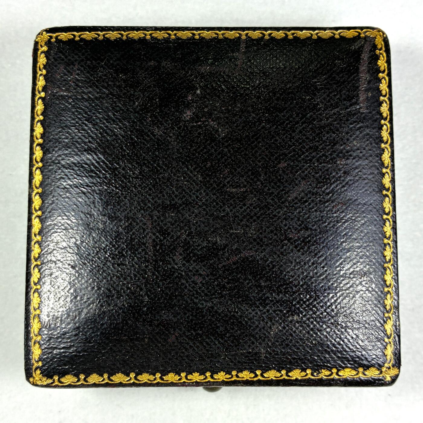 【雨安】【直播拍卖】【第0127期-裸币套币】2026-03-13 周五 19:30 (金价1140, 银价21.50) [徽章奖章] France [章] 法国 1891-1892年 初等教育优秀教师 银章 正面: 共和国的女神为一名男教师和一名女教师加冕。两位教师各自身边围绕着四名儿童，背景中还有书籍或地球仪，寓意通过教育启迪民智。 66.5克, 51mm