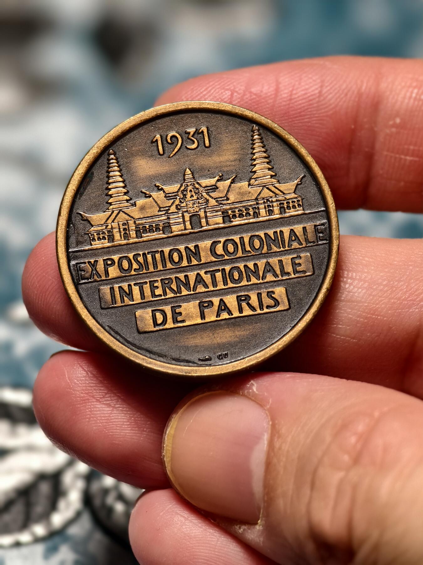 抚柳草堂-第十六期章牌钱币  奖章勋章限时免佣 满百包邮 放漏专场 1931法国巴黎国际殖民地国际博览会铜章 Anie Mouroux设计  近代法国殖民题材章牌的经典之作  大洋洲主题章背面为爪哇风格的荷兰主馆 18.4g 32mm