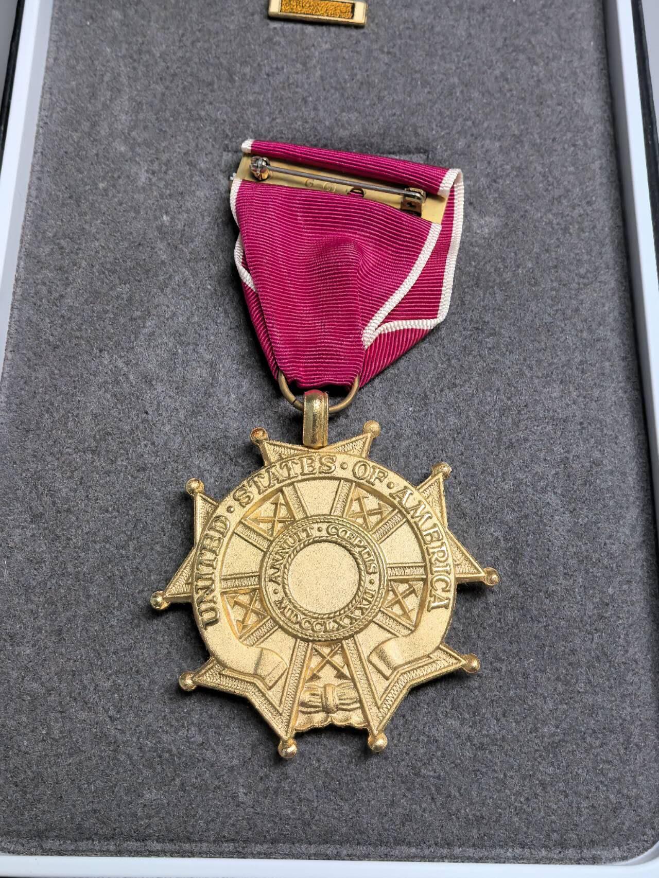 小驴勋章奖章收藏3月14日周六晚六点拍卖（珍爱和平，收藏战争，铭记历史，勿忘国耻，忠党爱国。有偿代拍，送拍规则在简介最后，参拍须阅读规则后再参拍，关系到运费包装发货时效真假辨别等关键信息，拍卖时不再发原图，看大图店主微信码在拍卖店铺介绍里） 美国荣誉军团勋章带盒带略带珐琅略带外包装，库存品相，皮盒人造革老化运输途中会有脱落介意勿拍