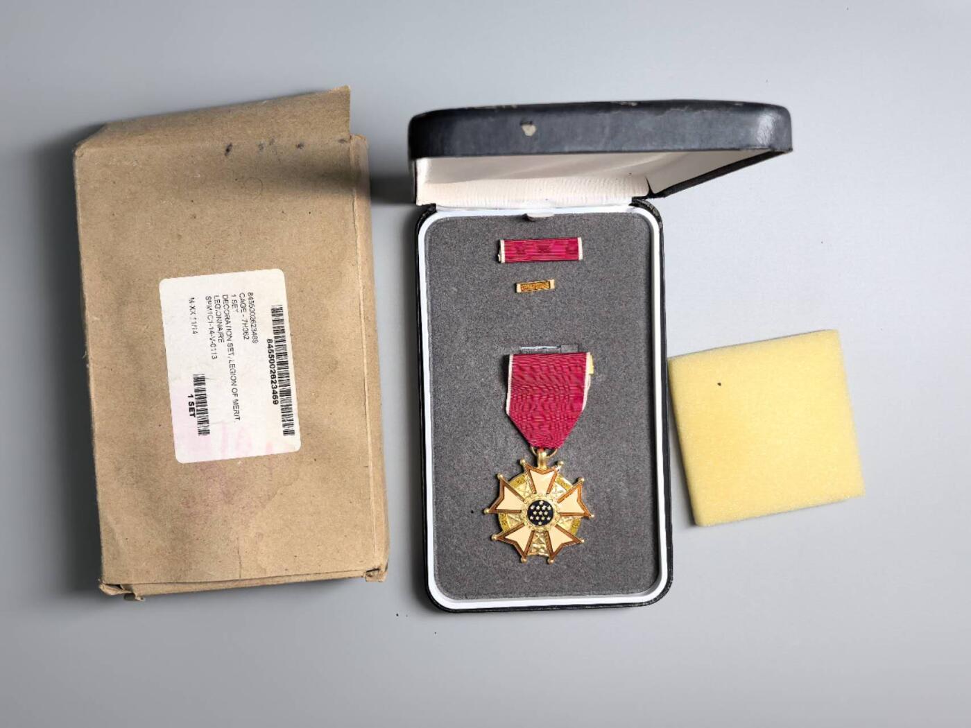 小驴勋章奖章收藏3月14日周六晚六点拍卖（珍爱和平，收藏战争，铭记历史，勿忘国耻，忠党爱国。有偿代拍，送拍规则在简介最后，参拍须阅读规则后再参拍，关系到运费包装发货时效真假辨别等关键信息，拍卖时不再发原图，看大图店主微信码在拍卖店铺介绍里） 美国荣誉军团勋章带盒带略带珐琅略带外包装，库存品相，皮盒人造革老化运输途中会有脱落介意勿拍