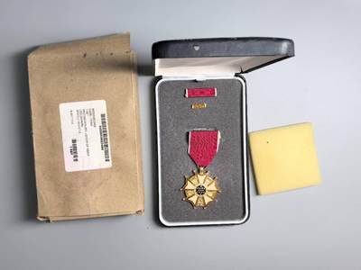 小驴勋章奖章收藏3月14日周六晚六点拍卖（珍爱和平，收藏战争，铭记历史，勿忘国耻，忠党爱国。有偿代拍，送拍规则在简介最后，参拍须阅读规则后再参拍，关系到运费包装发货时效真假辨别等关键信息，拍卖时不再发原图，看大图店主微信码在拍卖店铺介绍里） - 美国荣誉军团勋章带盒带略带珐琅略带外包装，库存品相，皮盒人造革老化运输途中会有脱落介意勿拍