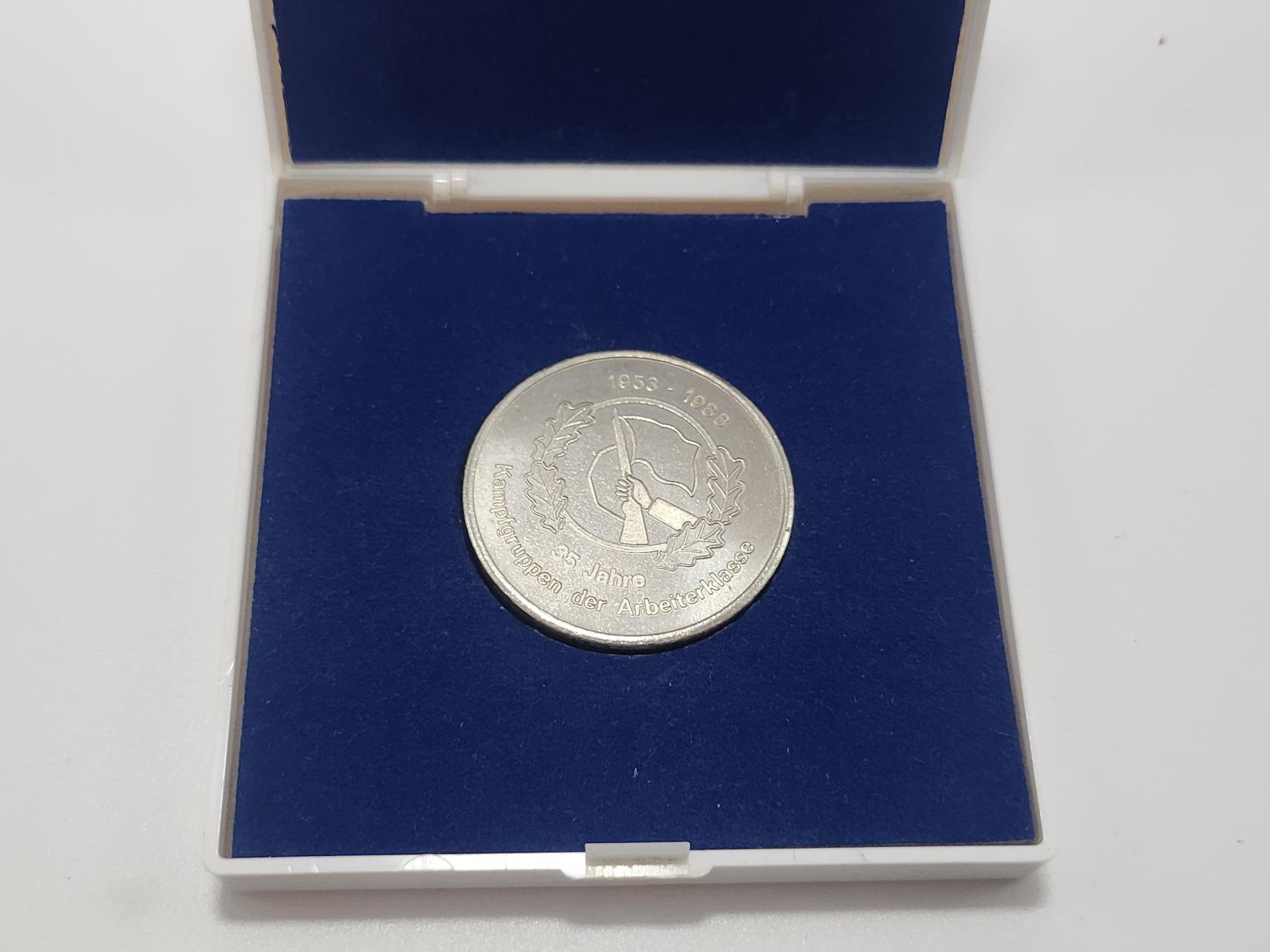 南水社第3次拍卖 春季专场 民主德国工人阶级战斗队成立35周年纪念章 完好带盒