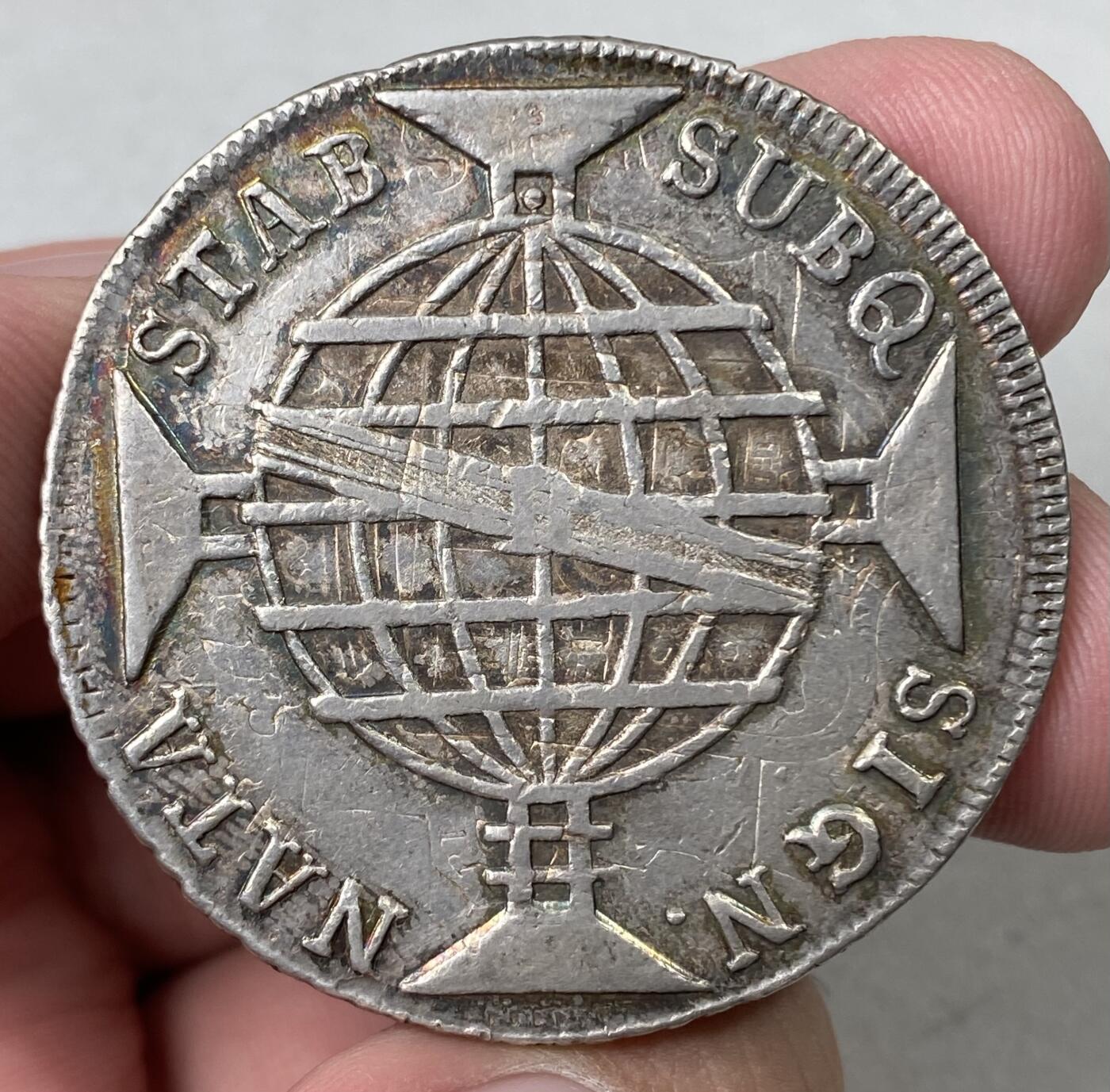 万国钱币拍卖第062期 1817年葡属巴西960R大银币 原味深打七彩环绕 双柱作为底胚非常明显 收藏品质