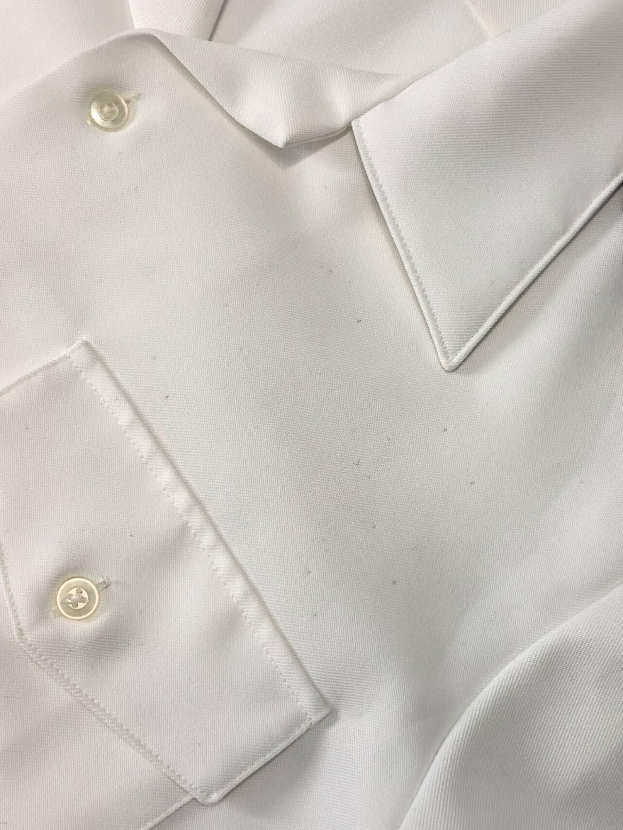 小驴勋章奖章收藏3月14日周六晚六点拍卖（珍爱和平，收藏战争，铭记历史，勿忘国耻，忠党爱国。有偿代拍，送拍规则在简介最后，参拍须阅读规则后再参拍，关系到运费包装发货时效真假辨别等关键信息，拍卖时不再发原图，看大图店主微信码在拍卖店铺介绍里） 原品美国海军上校夏季短袖白甲一套，包含短袖、裤子、腰带、肩章，手工测量数据：肩宽46.5cm，袖长25cm，衣长80cm，胸围110cm，裤长102cm，腰围89cm，腰带94cm，胸前针眼表明原主人获勋颇丰。