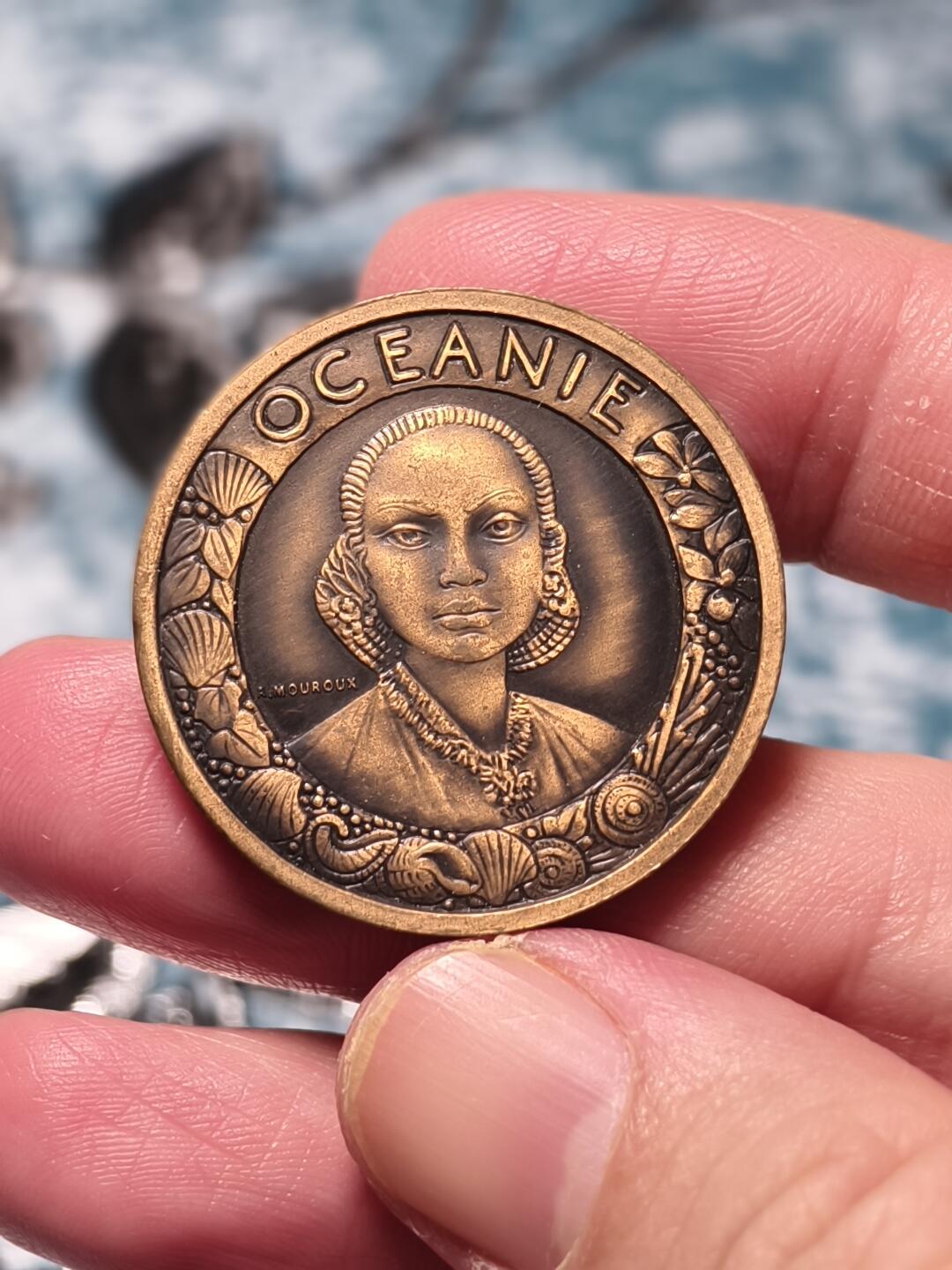 抚柳草堂-第十六期章牌钱币  奖章勋章限时免佣 满百包邮 放漏专场 1931法国巴黎国际殖民地国际博览会铜章 Anie Mouroux设计  近代法国殖民题材章牌的经典之作  大洋洲主题章背面为爪哇风格的荷兰主馆 18.4g 32mm