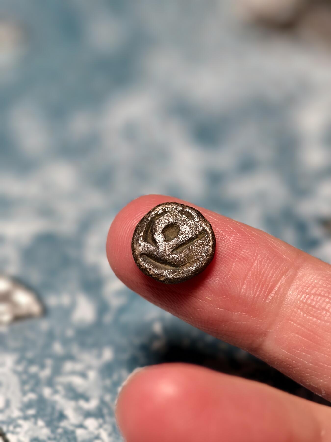 抚柳草堂-第十六期章牌钱币  奖章勋章限时免佣 满百包邮 放漏专场 三佛齐王国末期至满者伯夷王国早期打制小银币 1.6g重 正面有檀香花徽记，背面爪哇岛文，面值1 Unit或称Masa