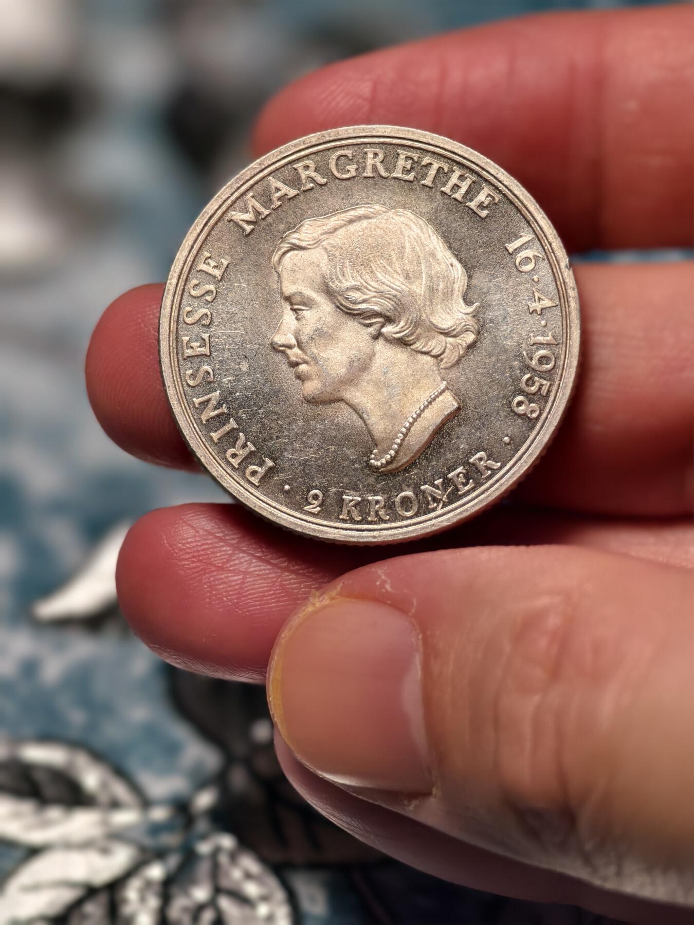 抚柳草堂-第十六期章牌钱币  奖章勋章限时免佣 满百包邮 放漏专场 1958丹麦王国2克朗纪念银币 重15g 底板丝滑镜面光泽 为庆祝玛格丽特二世公主（后来的丹麦女王）18岁成年而铸造