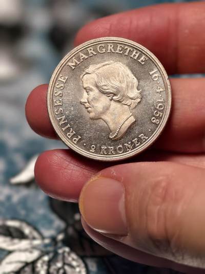 抚柳草堂-第二十八期章牌钱币  奖章勋章 满百包邮 放漏专场 1958丹麦王国2克朗纪念银币 重15g 底板丝滑镜面光泽 为庆祝玛格丽特二世公主（后来的丹麦女王）18岁成年而铸造