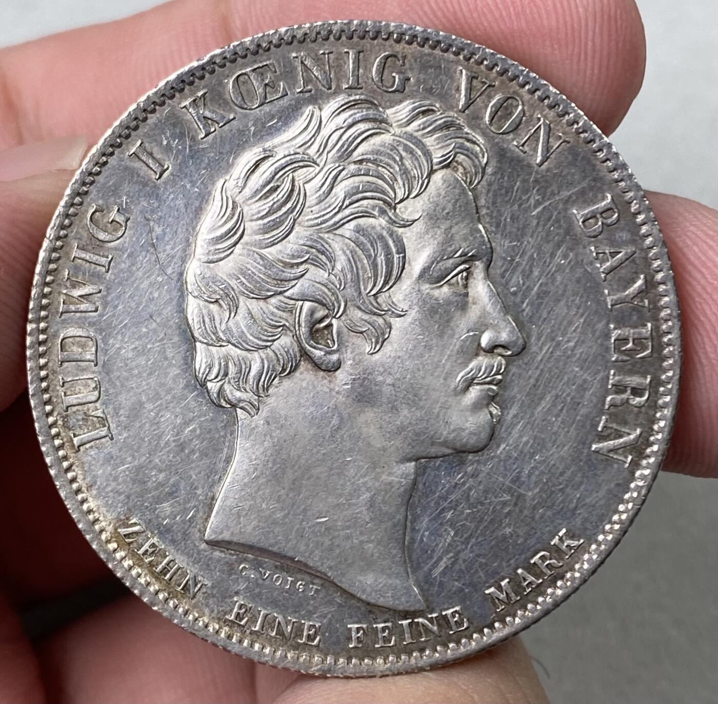 万国钱币拍卖第062期 1837巴伐利亚圣·米迦勒勋章历史大泰勒 路德维希一世在1837年修改此勋章的宗教和军事属性 将其指定为功绩勋章 授予被国王认可做出杰出贡献的人 并发行历史泰勒加以纪念 勋章中央为大天使长圣·米迦勒 手持闪电之剑 脚踩恶魔 欧陆淡五彩收藏级