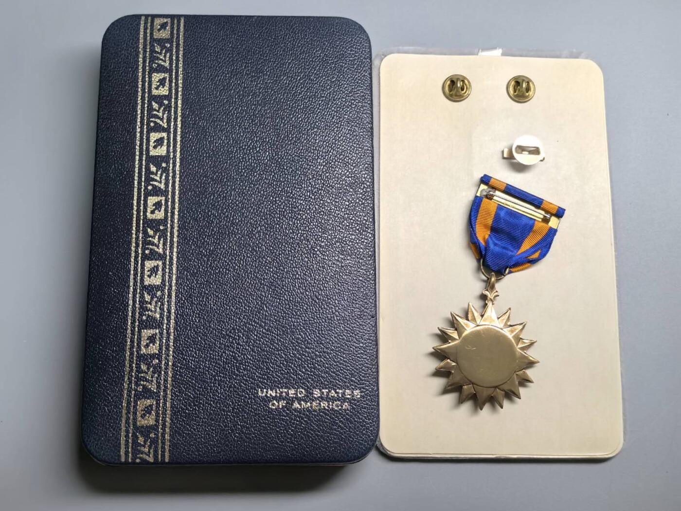 小驴勋章奖章收藏3月14日周六晚六点拍卖（珍爱和平，收藏战争，铭记历史，勿忘国耻，忠党爱国。有偿代拍，送拍规则在简介最后，参拍须阅读规则后再参拍，关系到运费包装发货时效真假辨别等关键信息，拍卖时不再发原图，看大图店主微信码在拍卖店铺介绍里） 美国空军空军奖章，带原盒，带珐琅略和略