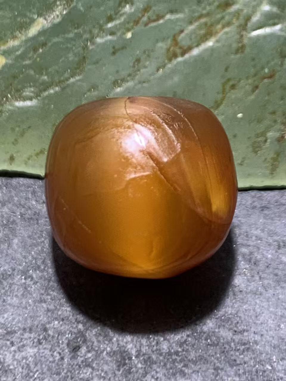 高玉化风化纹酒红玛瑙随形桶珠一颗，