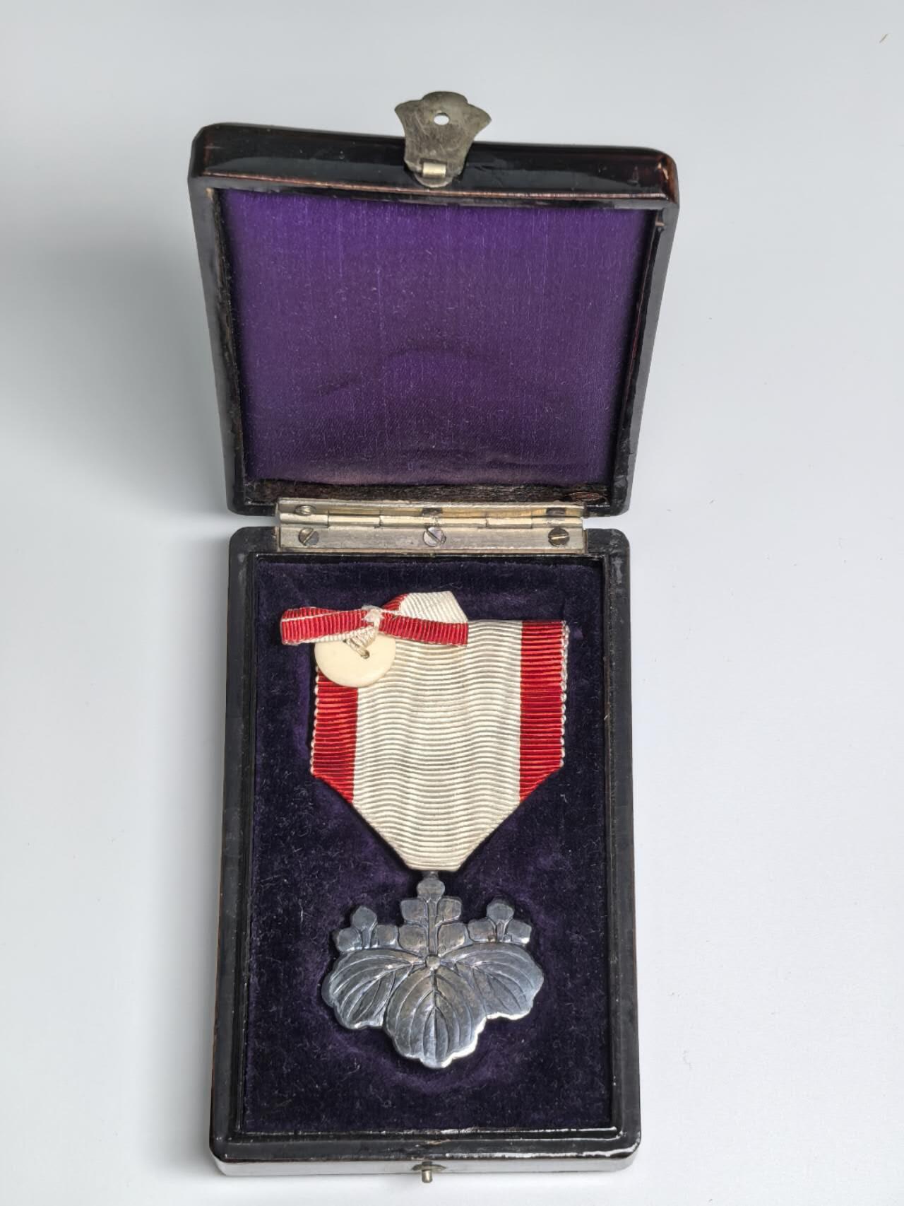 小驴勋章奖章收藏3月14日周六晚六点拍卖（珍爱和平，收藏战争，铭记历史，勿忘国耻，忠党爱国。有偿代拍，送拍规则在简介最后，参拍须阅读规则后再参拍，关系到运费包装发货时效真假辨别等关键信息，拍卖时不再发原图，看大图店主微信码在拍卖店铺介绍里） 白叶带盒带略