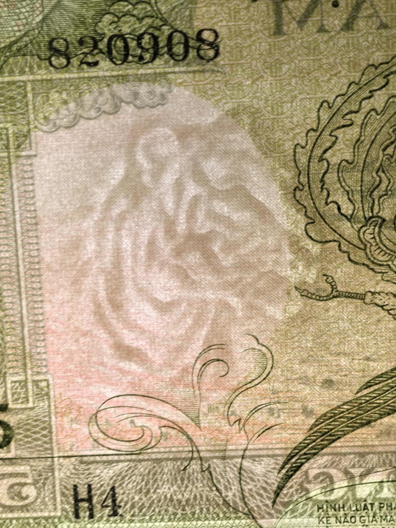 小驴勋章奖章收藏3月14日周六晚六点拍卖（珍爱和平，收藏战争，铭记历史，勿忘国耻，忠党爱国。有偿代拍，送拍规则在简介最后，参拍须阅读规则后再参拍，关系到运费包装发货时效真假辨别等关键信息，拍卖时不再发原图，看大图店主微信码在拍卖店铺介绍里） 南越1955年5盾龙凤纸币，UNC未流通品相，两连号