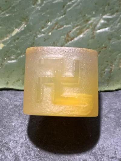 精美高玉化亚光冻料飘金沙鸡油黄战国红玛瑙手工俏色巧雕万字符墩子一个 - 精美高玉化亚光冻料飘金沙鸡油黄战国红玛瑙手工俏色巧雕万字符墩子一个