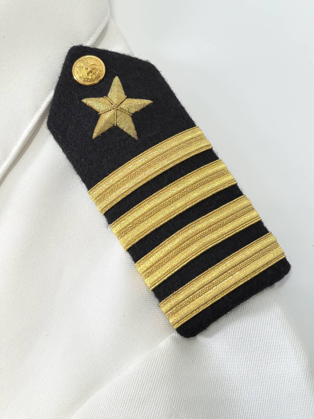 小驴勋章奖章收藏3月14日周六晚六点拍卖（珍爱和平，收藏战争，铭记历史，勿忘国耻，忠党爱国。有偿代拍，送拍规则在简介最后，参拍须阅读规则后再参拍，关系到运费包装发货时效真假辨别等关键信息，拍卖时不再发原图，看大图店主微信码在拍卖店铺介绍里） 原品美国海军上校夏季短袖白甲一套，包含短袖、裤子、腰带、肩章，手工测量数据：肩宽46.5cm，袖长25cm，衣长80cm，胸围110cm，裤长102cm，腰围89cm，腰带94cm，胸前针眼表明原主人获勋颇丰。