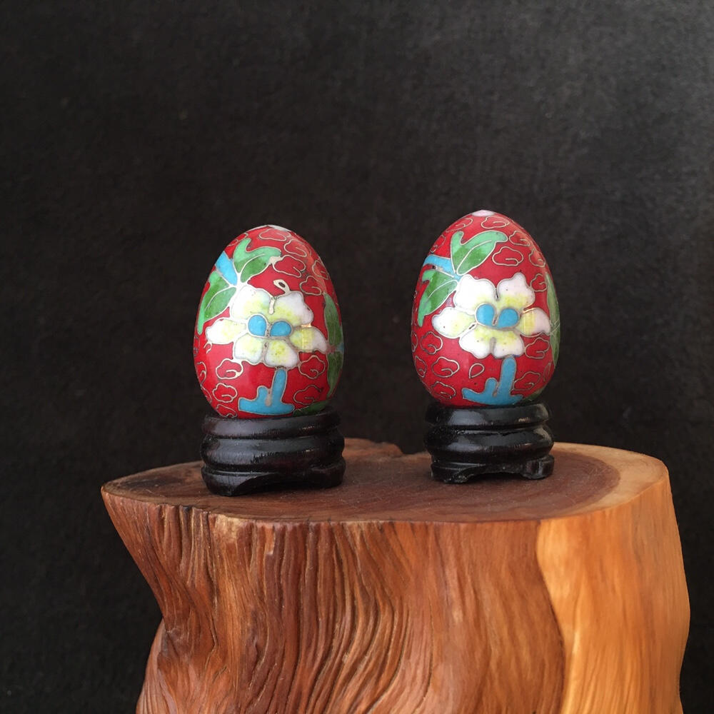         出口创汇时期红色铜胎掐丝珐琅磨光景泰蓝吉祥如意鸡蛋小摆件美品1对2只真品如图摆件旧藏文玩艺术收藏
