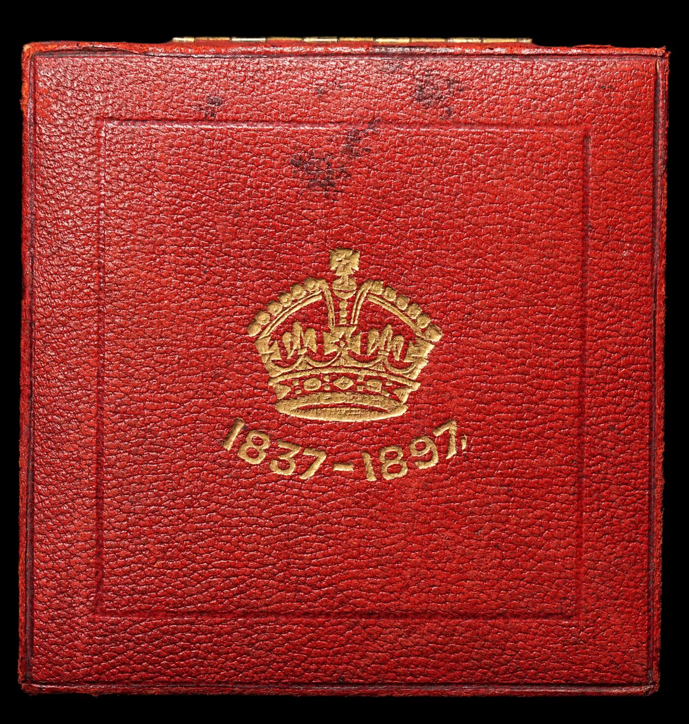 修遠堂世界钱币第107期 1897年英国维多利亚女王登基 60 周年官方铜质纪念章，背面头像下方月桂枝缝隙内残余石膏污渍，未清理，55.72mm，75.34g