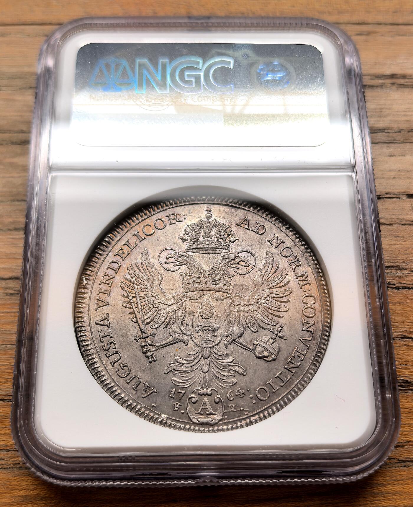 凡希社世界钱币微拍第三百二十一期 荐！1764神罗奥格斯堡弗朗茨一世戎装像泰勒大银NGC-MS62，1764年F(A)H版为奥格斯堡泰勒银币的末期发行版，弗朗茨一世次年去世，该币成为其在位时期的收官币种，铸造量远少于前期版本，也是神罗晚期钱币的代表性藏品。实物通体呈淡紫金彩，质感光泽美不胜收。（视频参考）