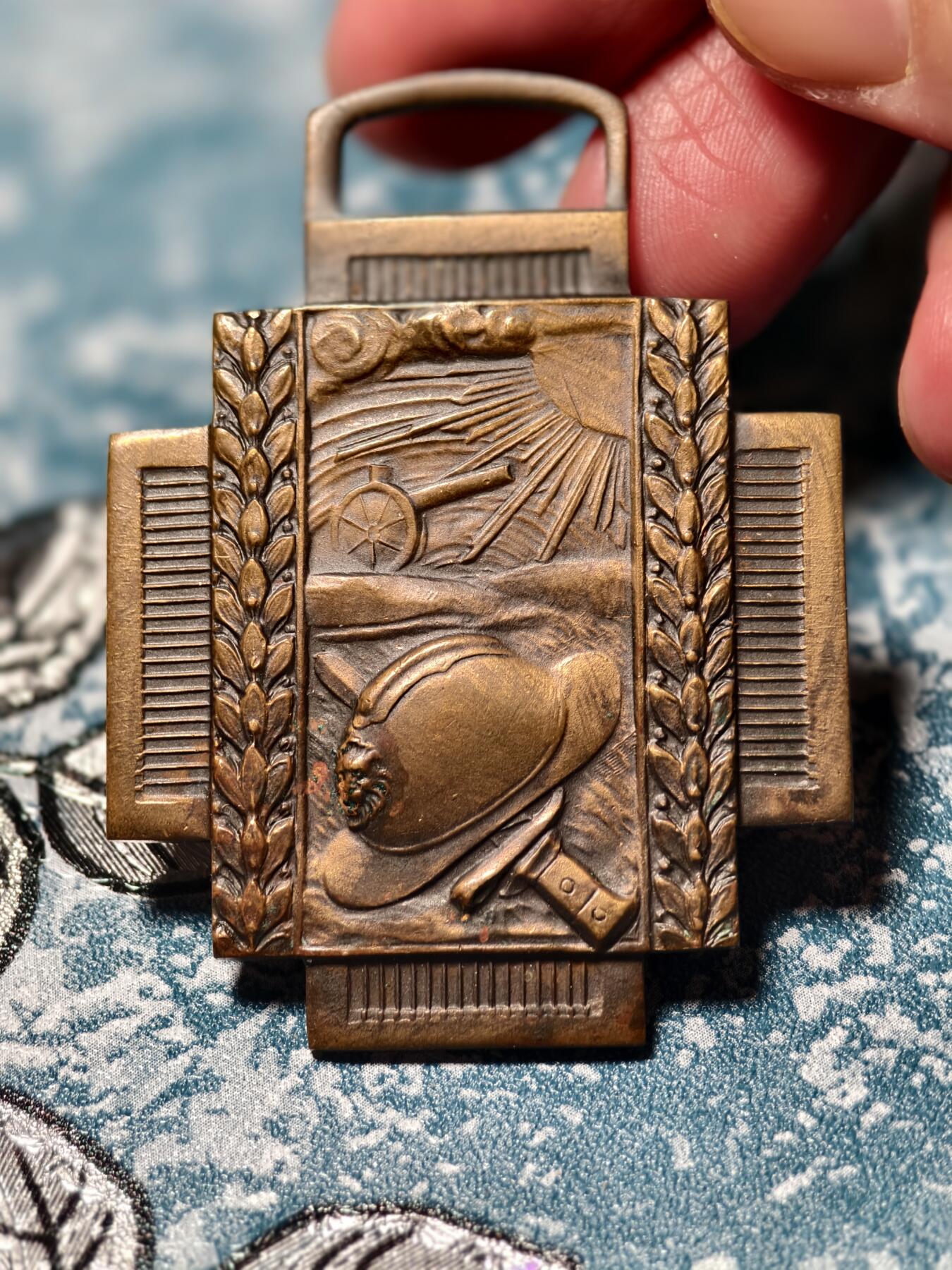 抚柳草堂-第十六期章牌钱币  奖章勋章限时免佣 满百包邮 放漏专场 1914-1918比利时一战炮火十字奖章  非常有设计感的一枚奖章- 中央为废弃战场浮雕：比利时阿德里安头盔压在刺刀上，背景是75毫米榴弹炮、破云而出的太阳与山峦 