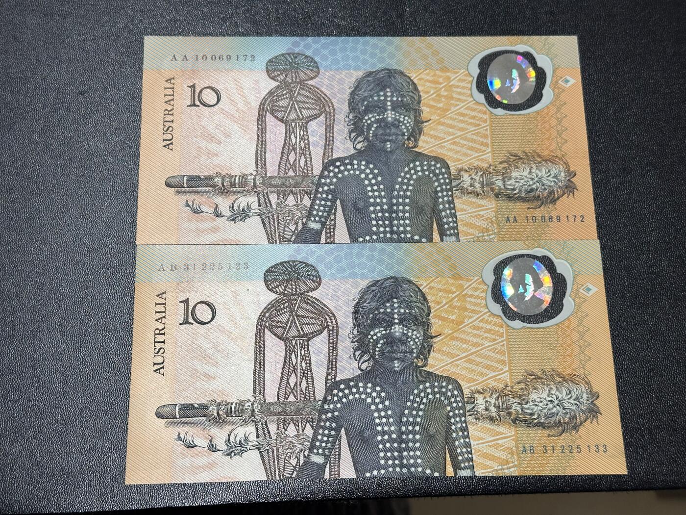 《外钞收藏家》第六百一十七期（精选场）（长期征集拍品、欢迎藏友们联系合作） 澳大利亚塑料钞 纪念钞2张一起 首张塑料钞 AA、AB冠 全新UNC