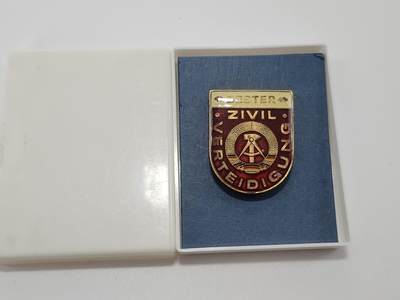 南水社第3次拍卖 春季专场 - 民主德国民防优秀服役证章 带盒 滴胶有裂