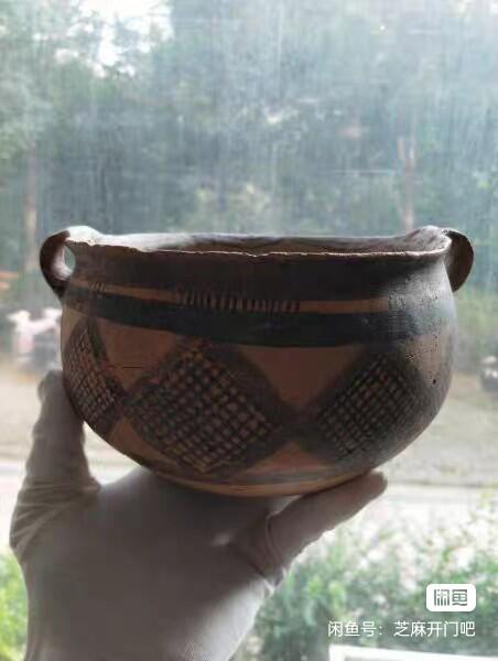 马家窑马厂彩陶罐 马家窑彩陶双耳钵 距今4000年经典红泥网格纹 年代:新石器 该钵属马家窑马厂鸳鸯池类型。特殊物品售出不退。 红黑两彩彩质浓而均匀，既不发亮也不黯淡。胎质干净微微发黄。高11囗径18底10重843克